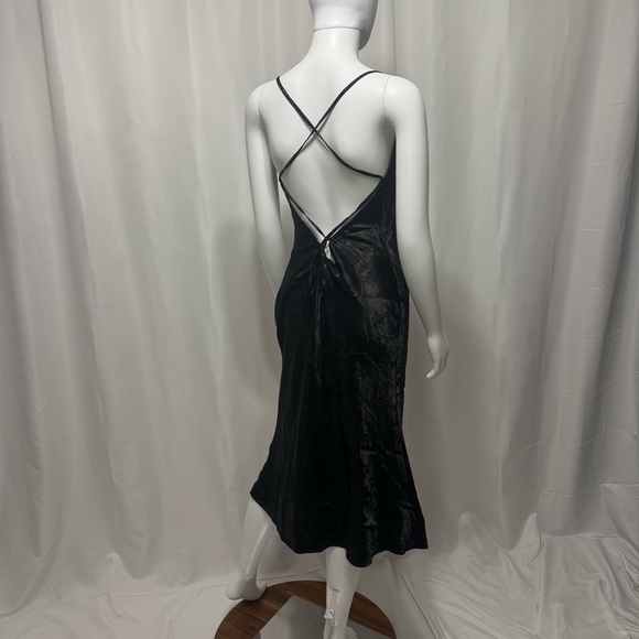 Elegant Black Satin Dress - Picture 7 of 14